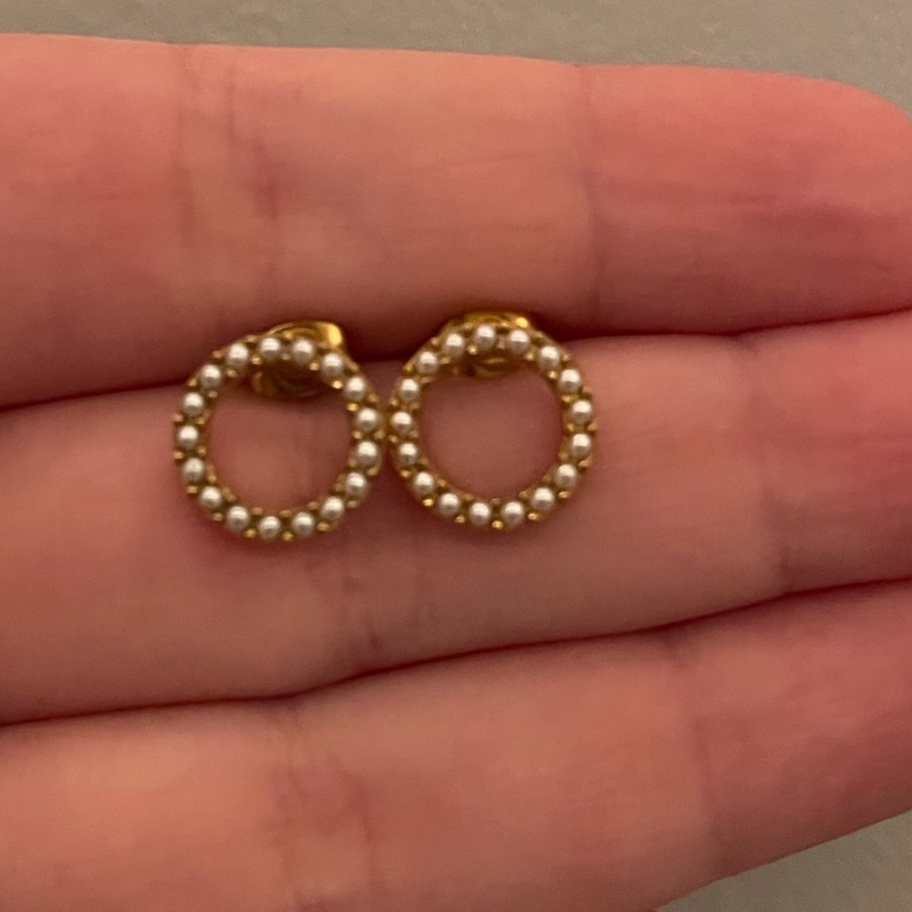 Pearl circle studs
